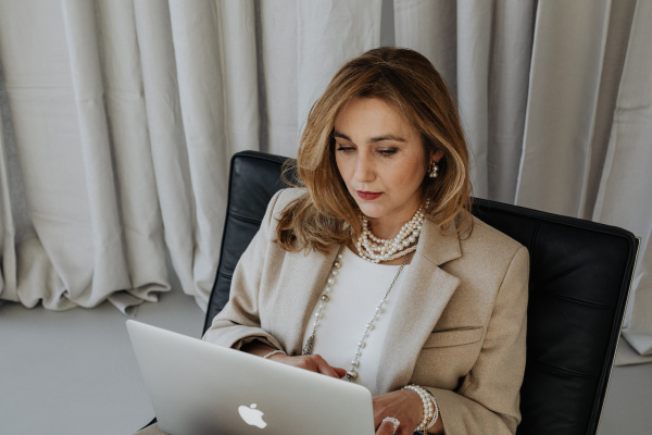 kaboompics_a-very-elegant-and-sophisticated-woman-at-work-in-front-of-a-laptop-25763