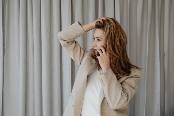 kaboompics_businesswoman-has-a-conversation-on-the-phone-25749